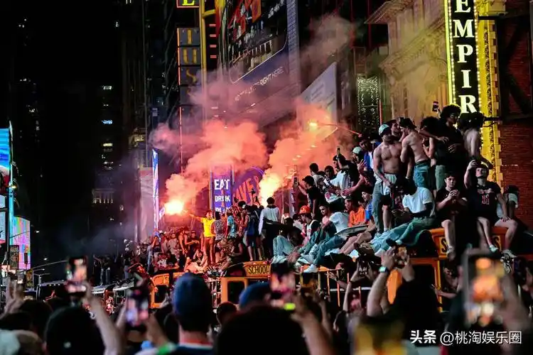 纽约狂欢席卷全城：世界杯热潮下尼克斯夺冠游行为足球城注入新活力